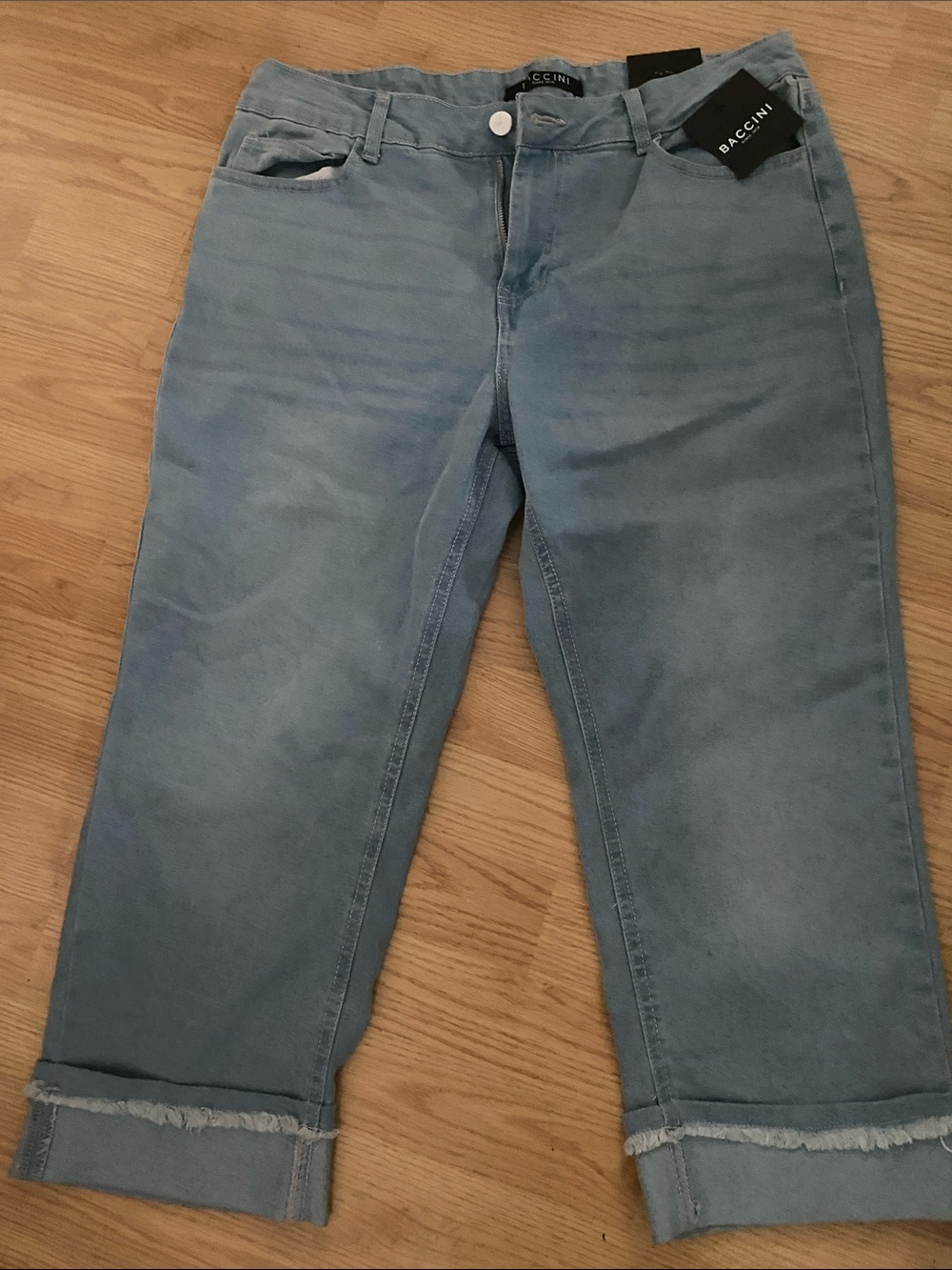 New women’s Baccini Light Wash Relaxed Capris with  Cuffed Hem 12 P